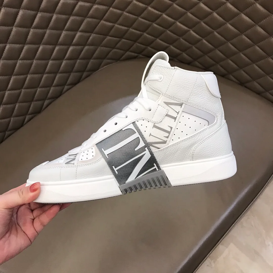 p480 "VALETINO**" new high-top 🆕 calfskin lace-up sneakers. No man should be able to refuse these shoes. The classic color scheme is so handsome! Purchase a high-precision replica of the original version to instantly sell off the market currency! 6 VLTN logo rubber effect straps - Valentino Garavani Logo printed on the back and tongue, all materials are customized to ensure quality! Size: 38-44